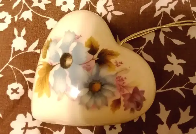 VINTAGE CERAMIC FLOWER DESIGN HEART SHAPE  SCENT BOX