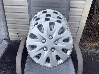 Pneus d’hiver GENERAL Altimax artic 205/60 R16 92Q + enjoliveurs de roues avec très peu d’usure . Mo...