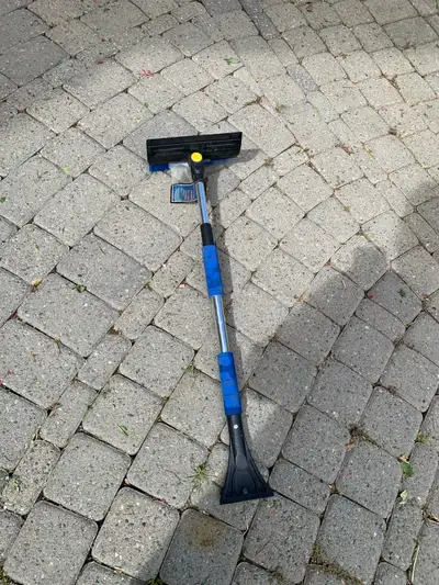 Telescopic snow brush