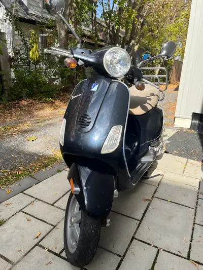 Black Vespa Piaggio 2007 LX150 Very good condition! Only used in the summer for the past few years....