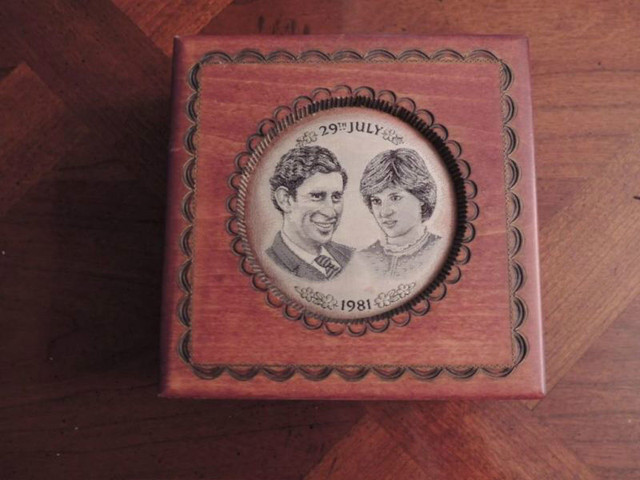 Charles & Diana Wedding Box with Silk Panel - Exquisite dans Art et objets de collection  à Région d’Oakville/Halton