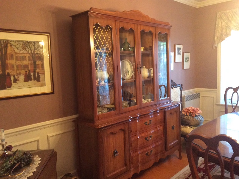 Vaisselier, buffet, table et 4 chaises Mobilier de salle à manger et
