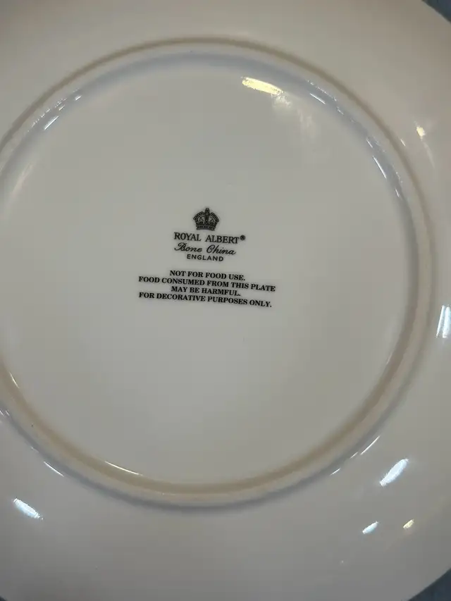 $99 for 4 Christmas plates Royal AlbertBone China Made in Englan in Arts & Collectibles in Oakville / Halton Region - Image 4