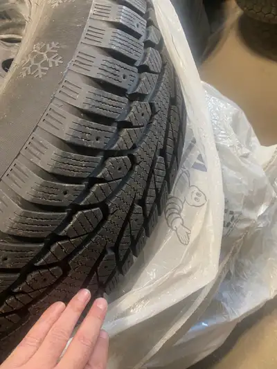 245/70r17 snow tires on rims ,pretty much new barely used . Came off Land Rover LR2