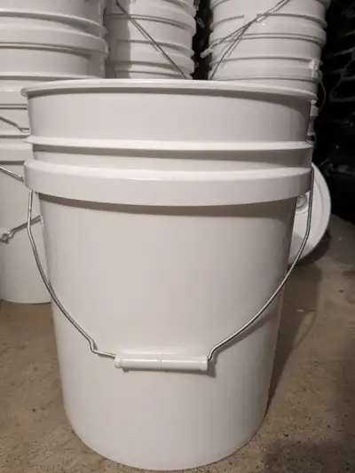 Chaudière neuve 5 galons  5$, View more