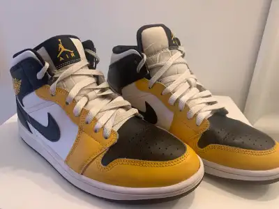 Air Jordan 1 Mids men’s size 9, View more
