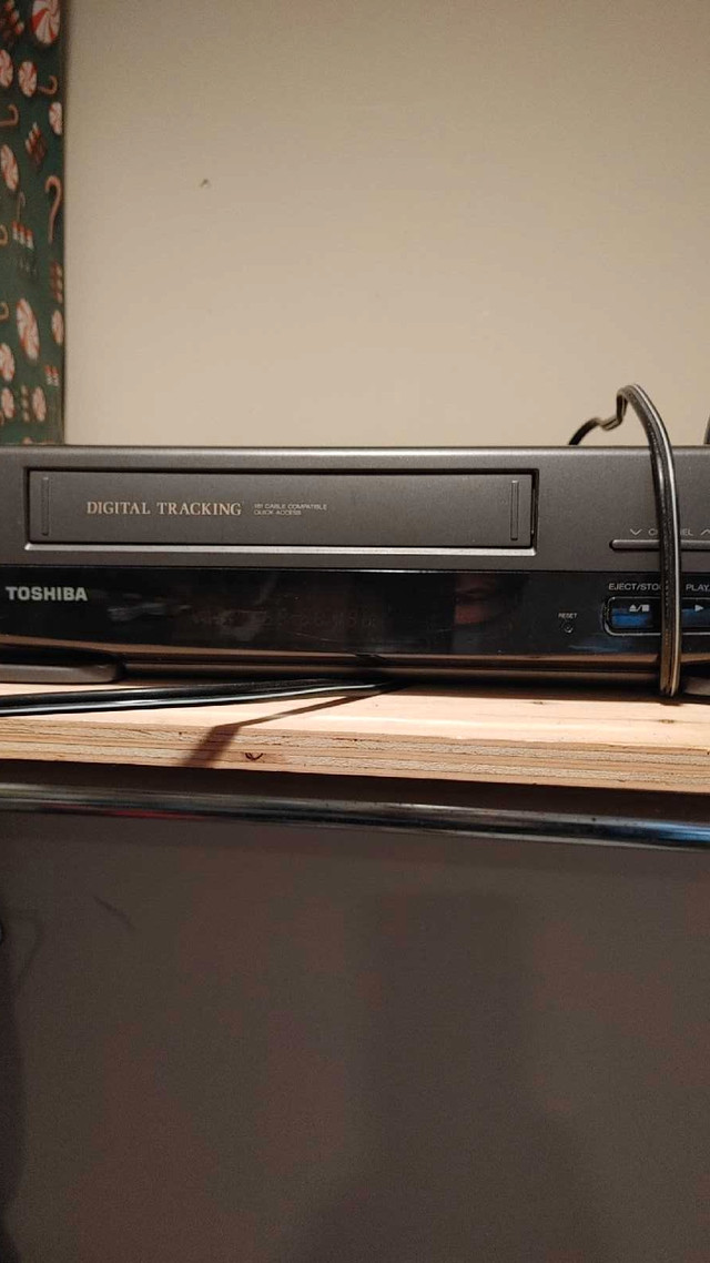 Lecteur de VHS Toshiba avec manette  dans Accessoires pour télé et vidéo  à Ville de Québec - Image 2