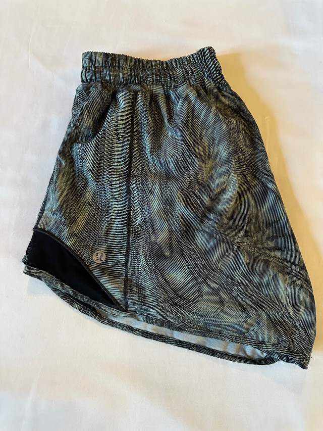 Lululemon Hotty Hot shorts SIZE 6 in Women's - Bottoms in Thunder Bay