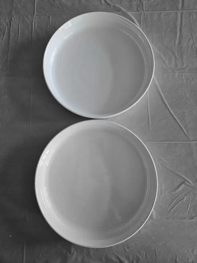 2 Corningware French White Quiche/ Pie Dishes in Kitchen & Dining Wares in Mississauga / Peel Region - Image 3