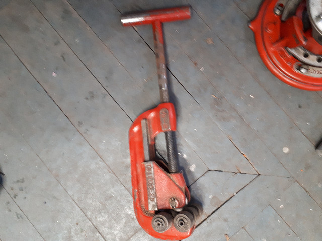 lot outils plombier filteuse, étau ridgid bench coupe tuyau dans Outils à main  à Ville de Québec - Image 2