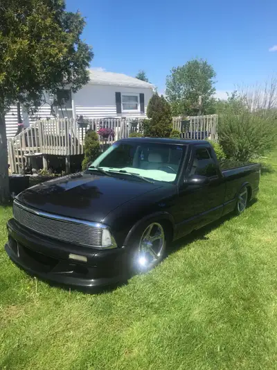 Hello, I’m selling my custom 1995 Chevrolet s10 with full air ride suspension. never winter driven.....