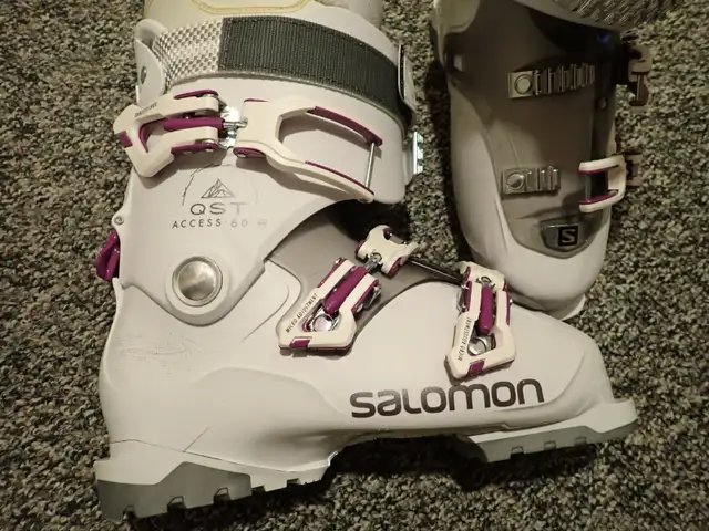 SALOMON - SKI BOOTS - 2 PAIR in Ski in Kelowna - Image 3