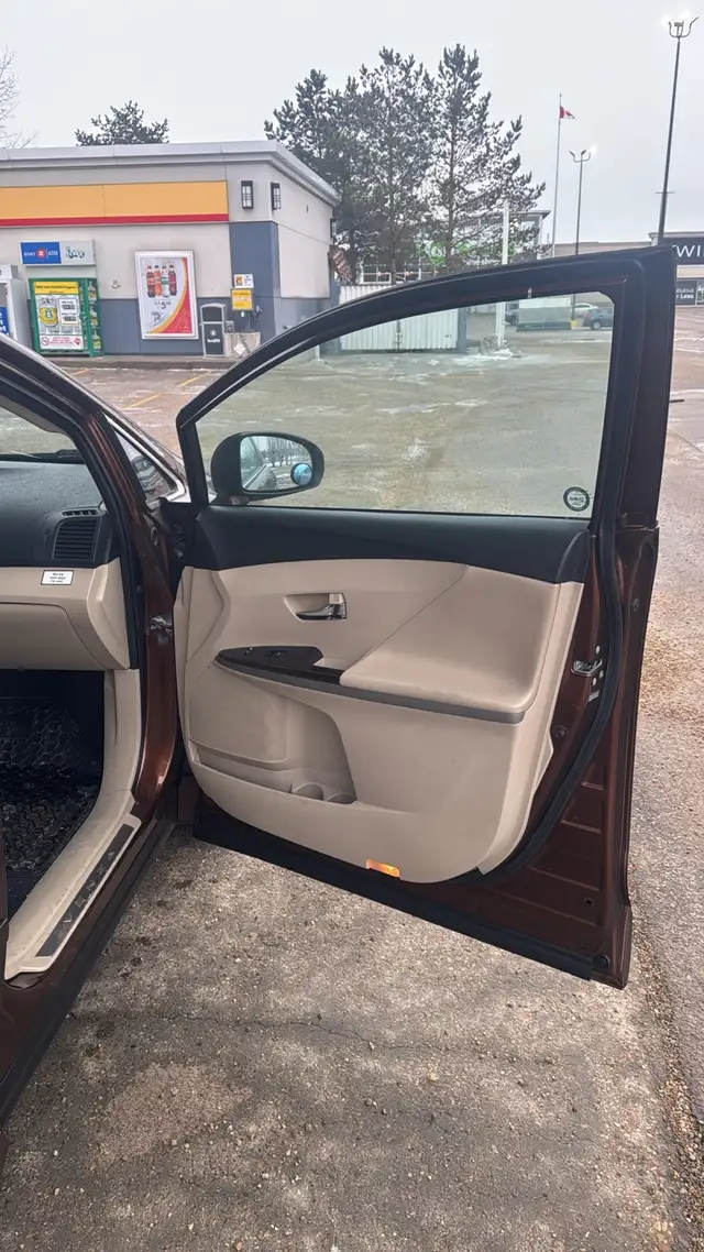 Toyota VENZA 2010 for sale  in Cars & Trucks in Edmonton - Image 6