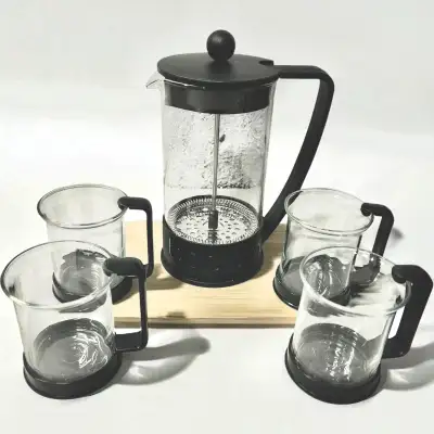Il s'agit d'une cafetière à piston Bodum vintage des années 80 à 90 avec 4 tasses,Cet ensemble est f...