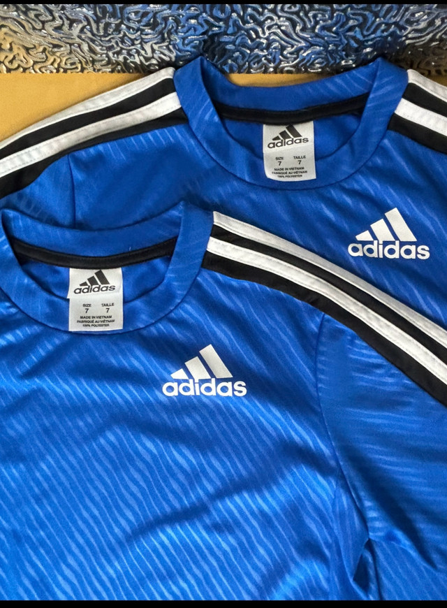 Kids Adidas Soccer Cleats K13 and Two Matching T-Shirts Size 7 in Kids & Youth in Kingston - Image 2