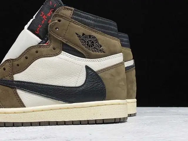 AIR JORDAN 1 HIGH OG TS SP 'Travis Scott' -  Size 8.5 in Men's Shoes in Québec City - Image 10