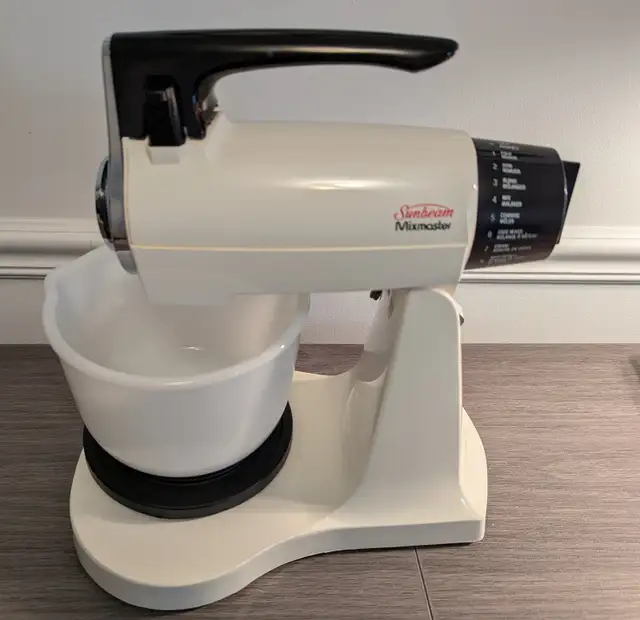 VINTAGE Sunbeam Mixmaster Deluxe, 1957 in Arts & Collectibles in Mississauga / Peel Region - Image 3