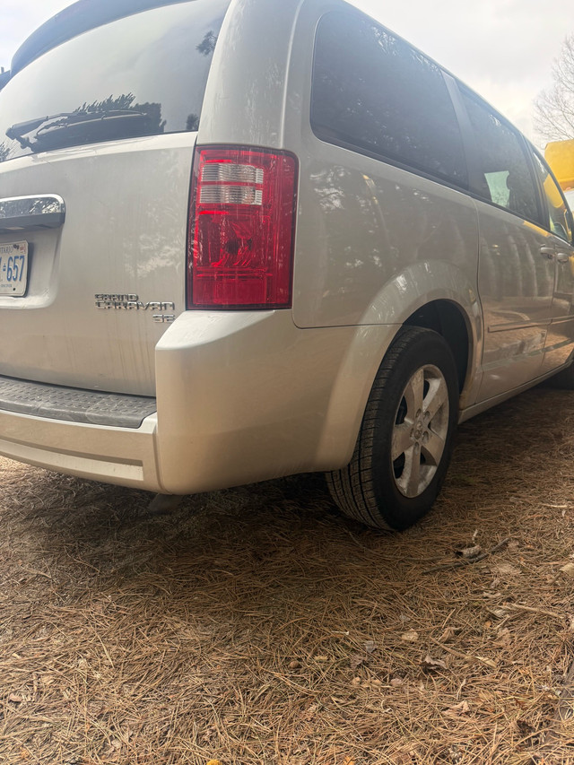 2009 dodge caravan stow and go  in Cars & Trucks in Markham / York Region - Image 4