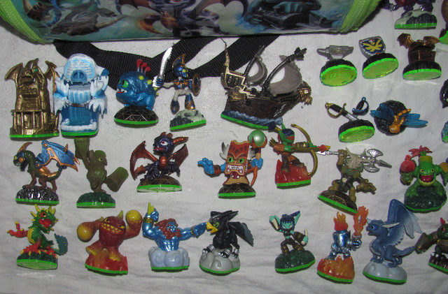 Skylanders Spyros Adventure Set 31 Figures, Storage Bag in Toys & Games in Ottawa - Image 2