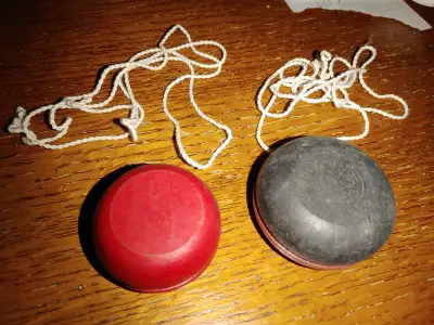 2 Vintage Yo Yos old 50s / 60s Yo Yos Black and Red marked DUNCAN I am including 2 new yo yo strings...