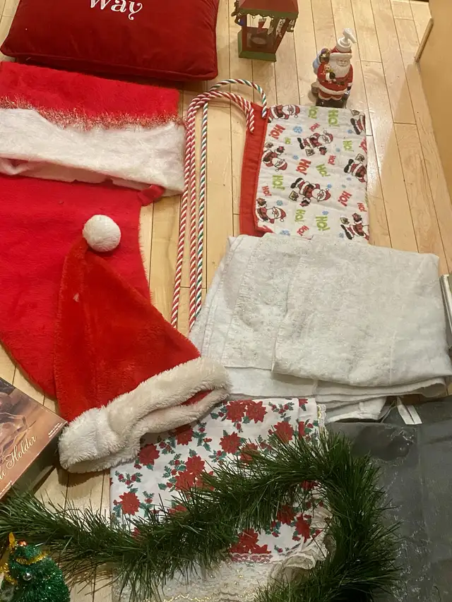 lots of Christmas decorations in Holiday, Event & Seasonal in Calgary - Image 7