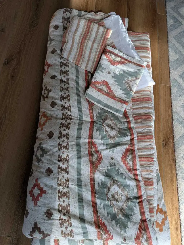 duvet set in Bedding in Muskoka - Image 3