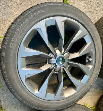 255/45R20 Kia wheels and tires Set of 4 asking $850 2 tires good and 2 tires bad OFFSET RANGE 8.5Jx2...