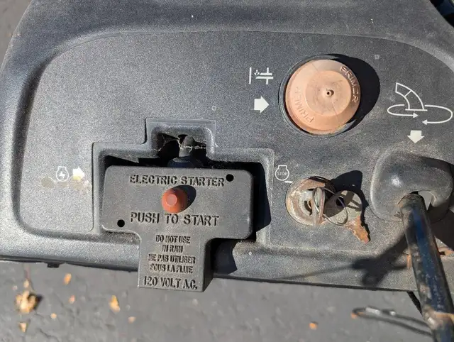 Snow Blower in Snowblowers in Markham / York Region - Image 3