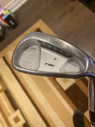 This Taylor Made Rac 4 iron is designed for right-handed golfers and is in used good condition. The...