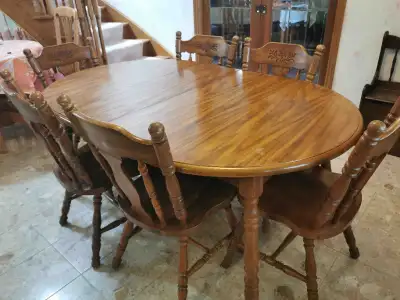All wood table and 6 chairs, table size 41 "x 65" include 2 x 12" leaves, can deliver if needed