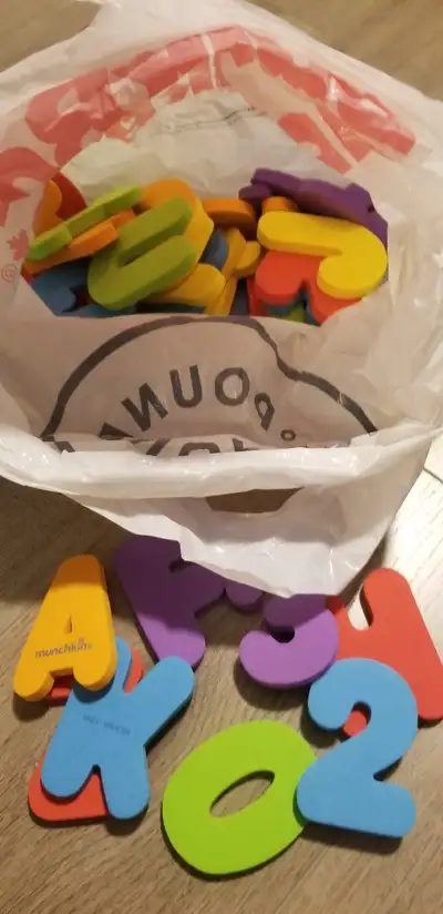 Like new Munchkin bath alphabets and numbers + bath toys, View more