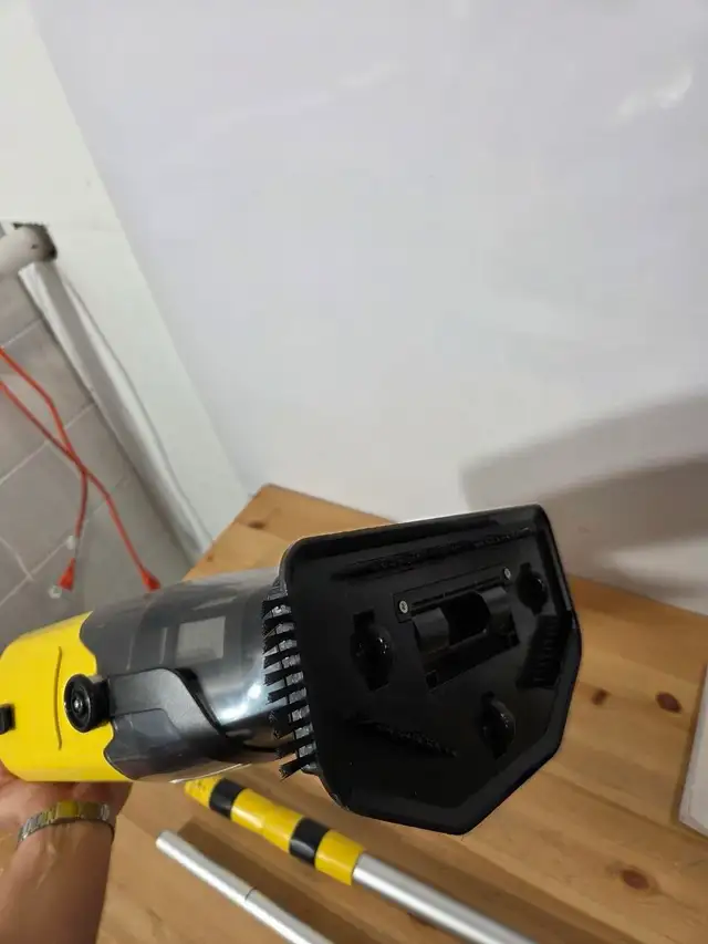 Cordless Handheld Pool Vacuum with Telescopic Pole in Hot Tubs & Pools in City of Toronto - Image 7