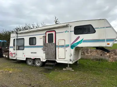 20 ft trailer with 2 beds Not very pretty trailer but doesn’t leak Good for living in No papers (cam...