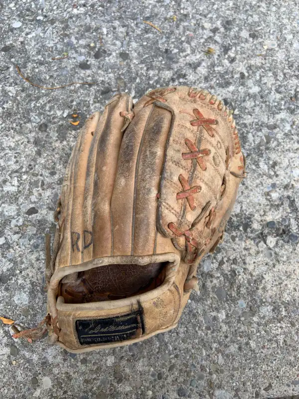 Vintage baseball glove - circa 1970 in Baseball & Softball in City of Toronto - Image 3