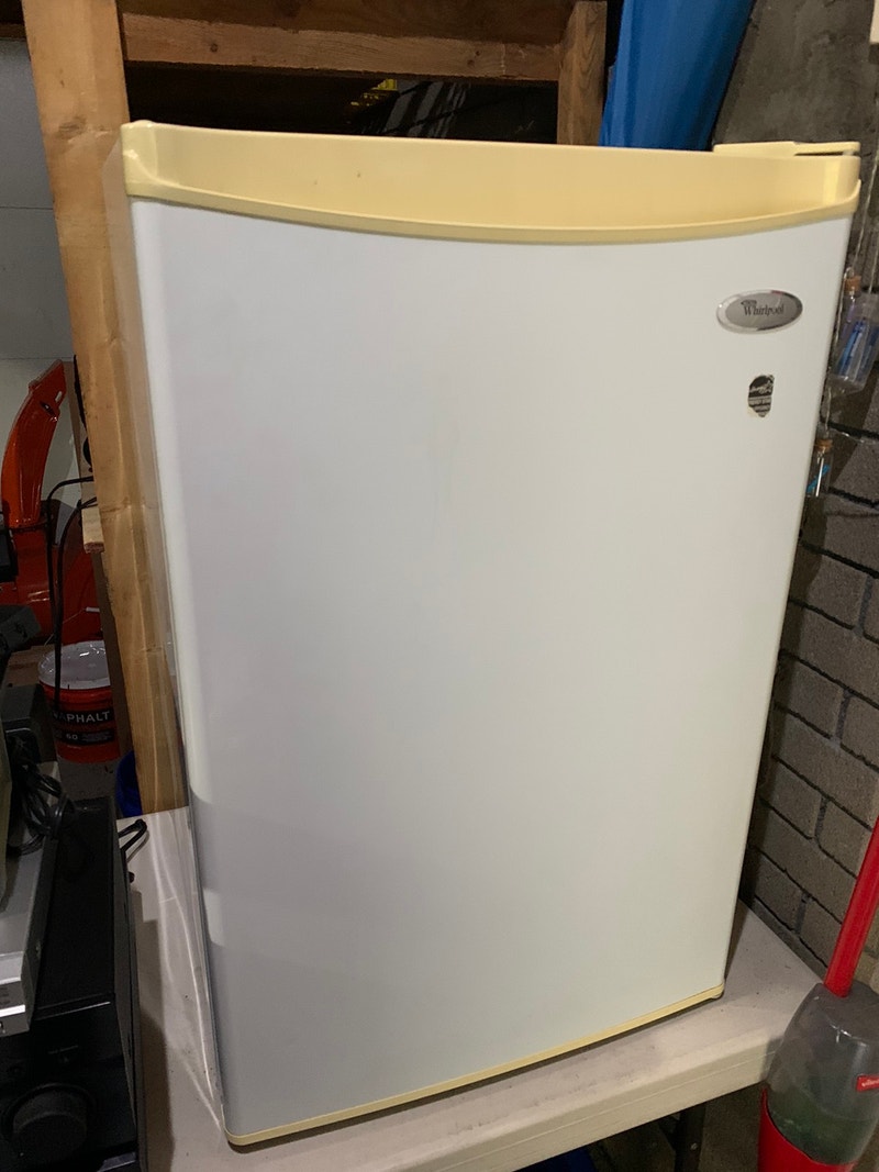 Mini fridge Bar fridge works perfectly and clean Refrigerators