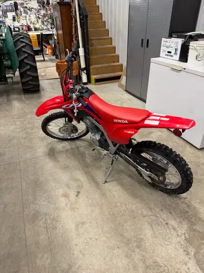 I'm selling a fantastic 2024 Honda CRF125F Big Wheel dirt bike, one small scuff on front fender othe...