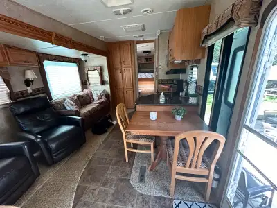 Je vends ma caravane à sellette 2011, Laredo 265R prête pour de nouvelles aventures et beaux moments...