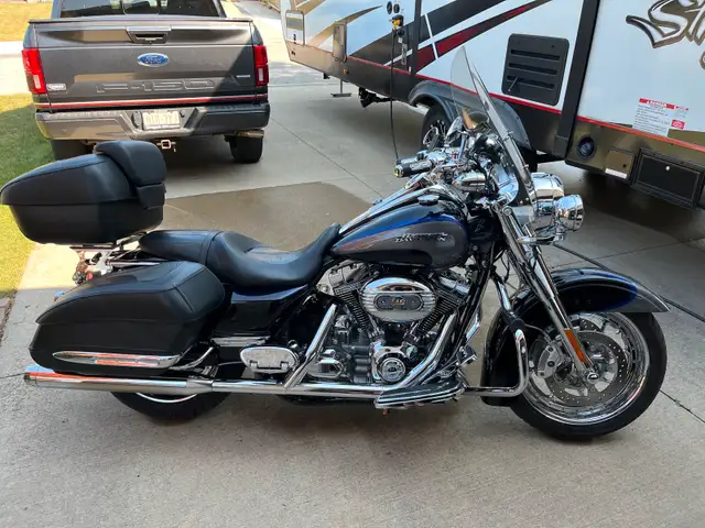 2008 Harley Davidson CVO Road King in Sport Touring in Sarnia - Image 9