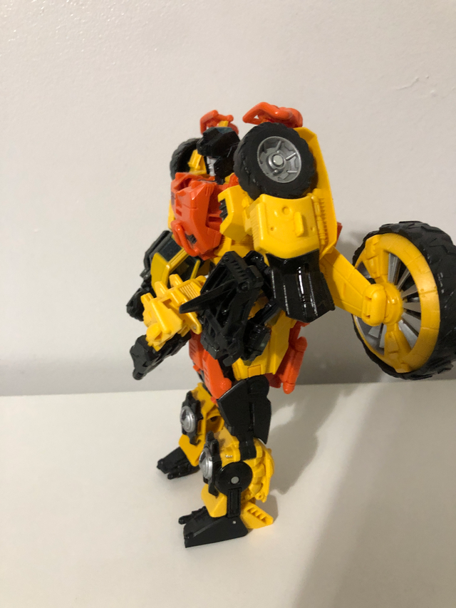 Transformers Generations Thrilling 30 Voyager Class Sandstorm$45 in Toys & Games in Kitchener / Waterloo - Image 4