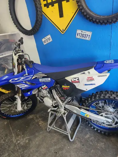 Motocross YZ 125 2019 comme neuf, utilisé seulement que 28 heures. Vient avec piston, ring, gasket,...