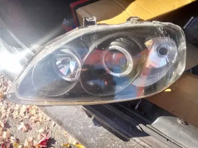 I'm selling a pair of headlights for a 2000 Honda Civic. These headlights offer a unique style and i...