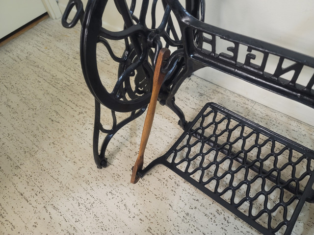 Antique SINGER SEWING MACHINE cast iron stand base in Arts & Collectibles in City of Toronto