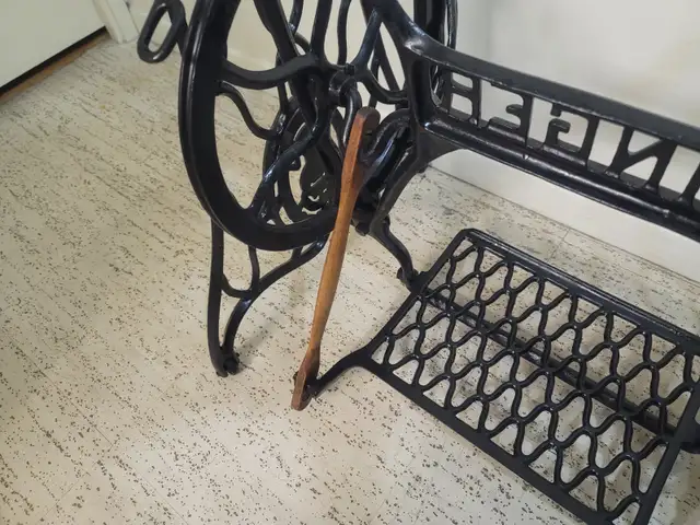 Antique SINGER SEWING MACHINE cast iron stand base dans Art et objets de collection dans Ville de Toronto - Image 2