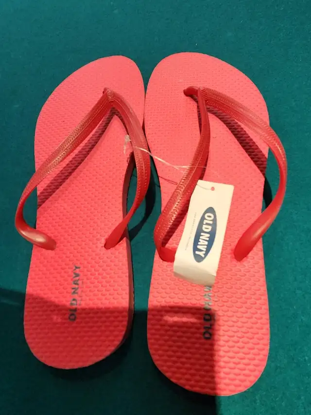 Ladies Flip Flops. Sizes 8  NEW $5