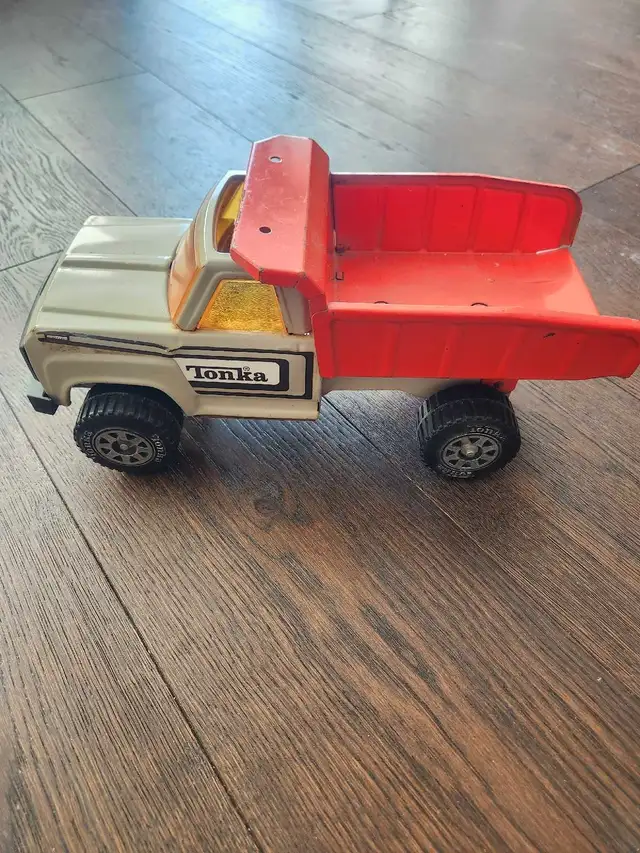 Vintage 70s Tonka Metal Orange Grey Dump Truck 13254 Pressed in Toys & Games in Calgary - Image 4