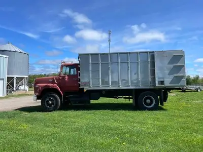 Ford L8000 Grain truck , 3208 CAT, no def, 86000 kms, 15’ aluminum box, safety 2025, extremely clean...