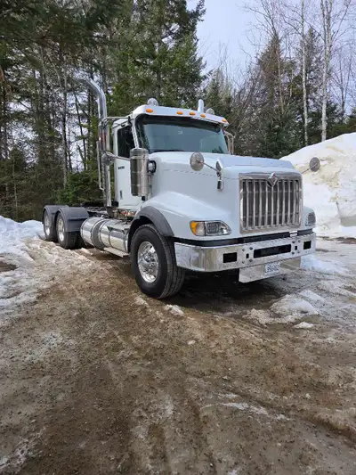 Camion inter 2010 5900i moteur cumming neuf rendu a 3500hr moteur, le body 575000km vien d être pass...