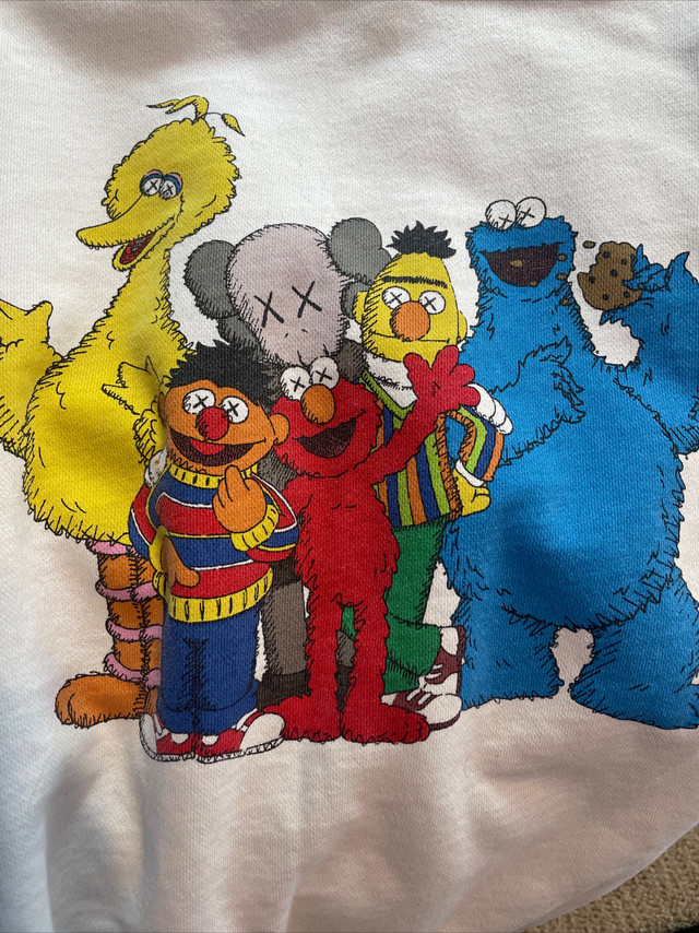 Uniqlo x kaws Sesame Street sweatshirt medium in Men's in Kitchener / Waterloo - Image 4