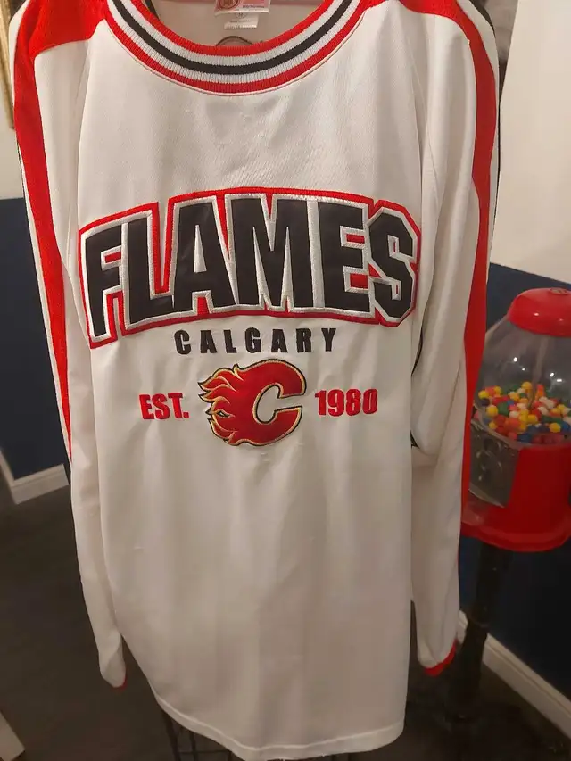 Calgary Flames youth jersey xl in Other in Calgary - Image 3