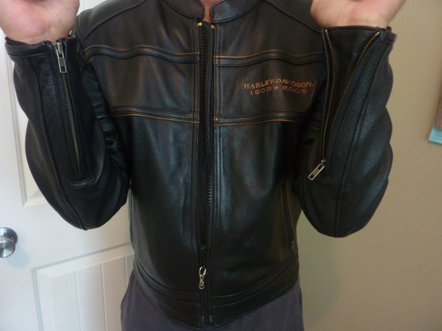 Harley Davidson 105th Anniversary Leather Jacket in Men's in Thunder Bay - Image 4